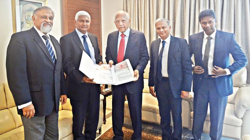 Ceylinco Healthcare Services Limited (CHSL) Chairman R. Renganathan (second from left) and Apollo Hospitals Chairman Dr. Prathap Reddy (centre) exchange the agreement. Looking on (from left) are Medical Director CHSL, Prof. Rohan Jayasekera, CHSL Director Thushara Ranasinghe and General Manager Tharuka de Silva.