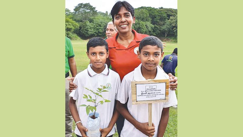 Sriyani Kulawansa with two students at the tree planting ceremony