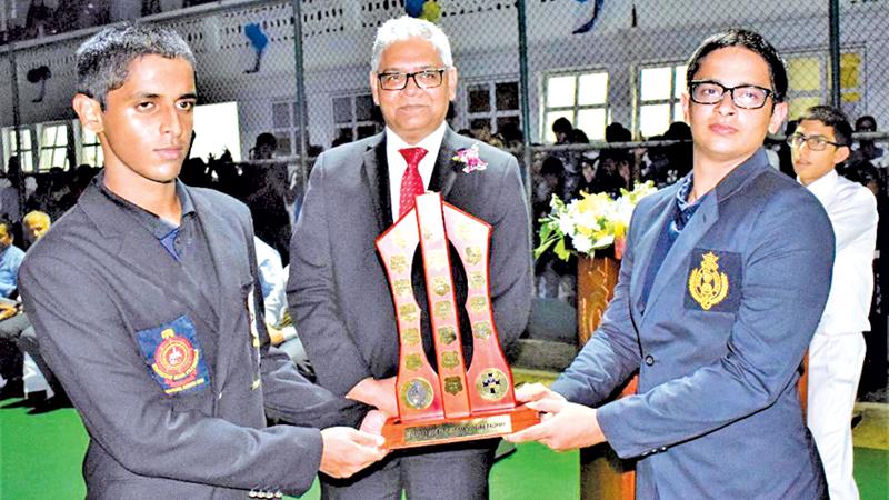 S Thomas’ College skipper RH Rambukpotha (left) and Royal College captain Sachithra Malshan (right) receiving the Orville Abeynaike Memorial Trophy from the chief guest Sanjay Perera, Senior Vice President – Retail & Network Management of National Development Bank (NDB)  Pic Herbert Perera