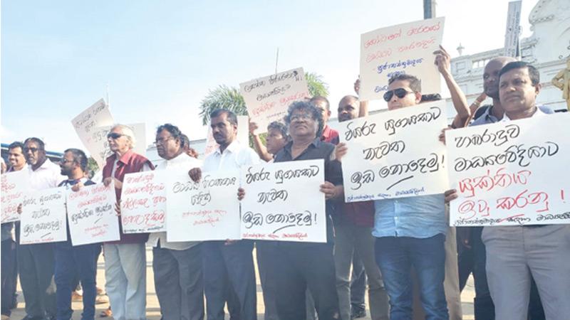 Media personnel protest against the  attack on Lasantha Wijeratne