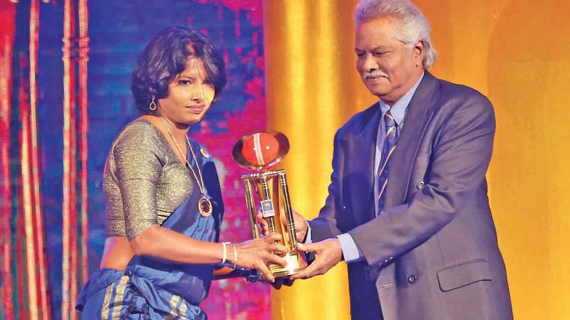 Major Limited Overs Best Batsman and Allrounder Sachitra Senanayake (SSC) receives his award from retired bowler Rangana Herath