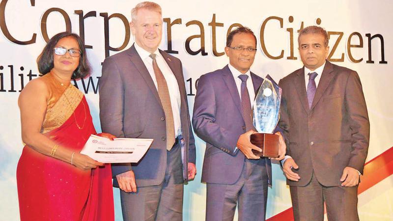 High Commissioner of Australia David Holly presents the ‘Top Ten Corporate Citizen Award’ to the Bank of Ceylon Chief Executive Officer/ General Manager Senarath Bandara.