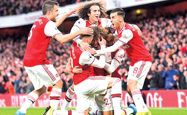 Arsenal players celebrate victory
