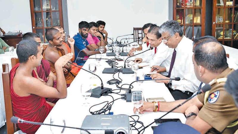 IUSF representatives meet officials