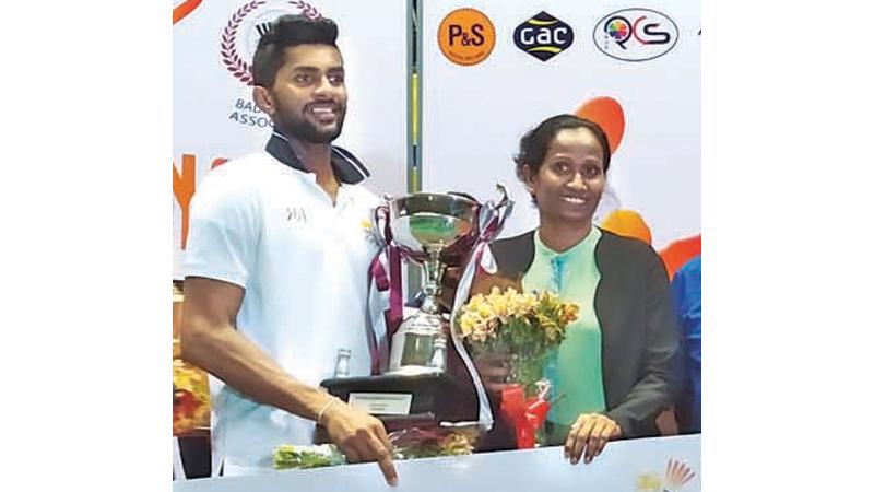 Niluka Karunaratne and Dilmi Dias with their trophies