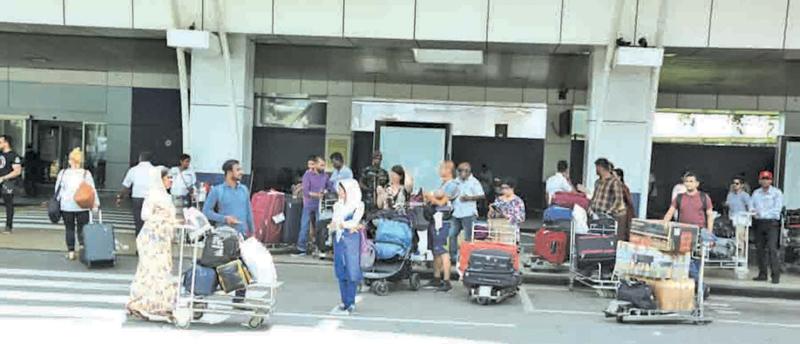 Lankan migrant workers at athe airport (file photo)