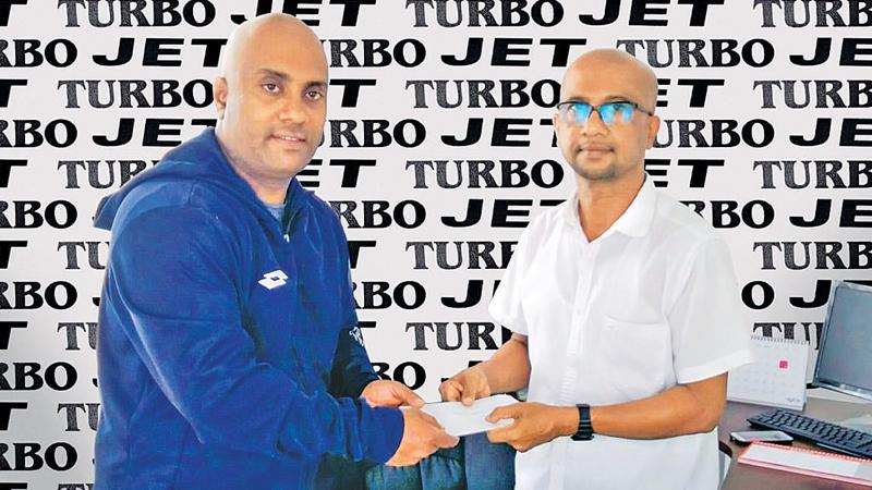 Chalitha Ranjana (left) receiving the sponsorship from AW Anura Lal