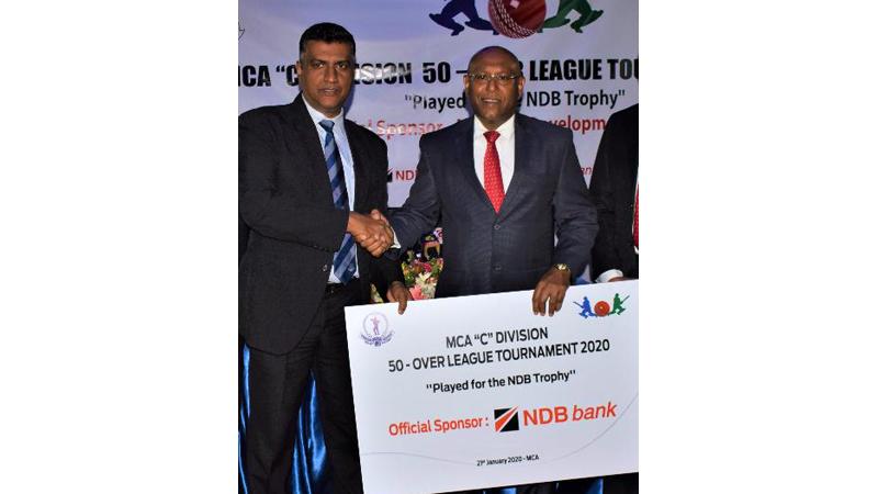 Dimantha Seneviratne, Director/Group Chief Executive Officer (NDB Bank) (right) presents a sponsorship cheque to Rohana Dissanayake, President (MCA) (Pic by Herbert Perera)