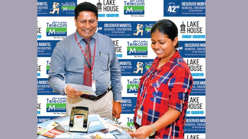 Deputy Features Editor Sunday Observer Anuradha Kodagoda (right) and Publicity Manager (ANCL) Chanaka Liyanage drawing the winner from among the readers of Coupon Nos. 1 and 2 at Lake House. Picture by Sarath Pieris.    