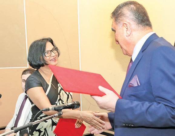 CEO, Ceylon Chamber of Commerce, Dhara Wijayatilake exchanges the MoU with Honorary Consul General for Sri Lanka in Erbil, Iraq, Dr. Ahmed Mustefa.