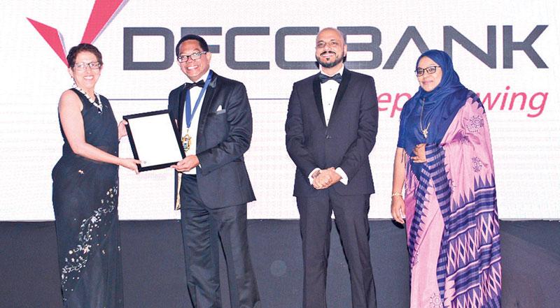 Senior Vice President Human Resources, DFCC  Bank, Sonali Jayasinghe receives the award from President, CIMA, Amal Ratnayake.  Regional  Vice President, Asia Pacific Venkkat Ramanan (third from left) and Country  Manager, CIMA Sri Lanka, Zahara Ansary (fourth from left) look on. 