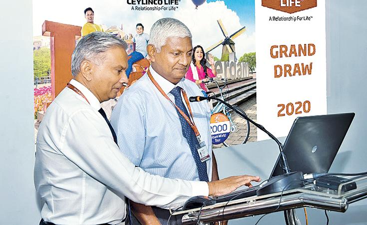 Ceylinco Life Chairman R. Renganathan (right) and Managing Director Thushara Ranasinghe select the winners.     