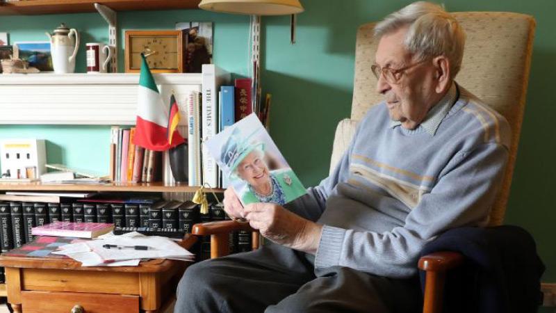 The oldest livingman is British pensioner Robert Weighton, who is 112 years old, seen holding atelegram from the Queen in February 2018.