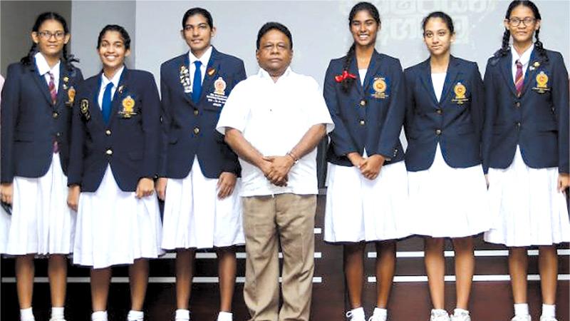 Chathuni Karunaratne, Chamodhi Karunaratne, Yehini Kuruppu, Ganga Seneviratne, Ayala Chitty and Alana Seneviratne with Sports Minister Dallas Alahapperuma