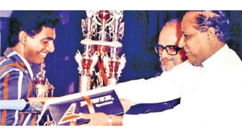 Flashback: Muttiaih Muralidaran of St. Anthony’s College, Katugastota receiving the glittering Observer Schoolboy Cricketer Trophy 1991 title from the chief guest, the late Minister of Housing Sirisena Cooray while the then Chief Editor of the Sunday Observer Mahindapala looks on    