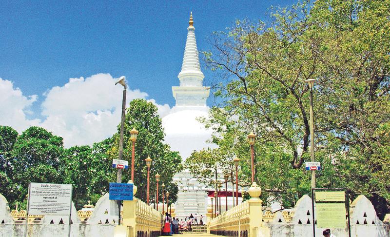 A magnificent view of the Mahiyanganaya dagoba