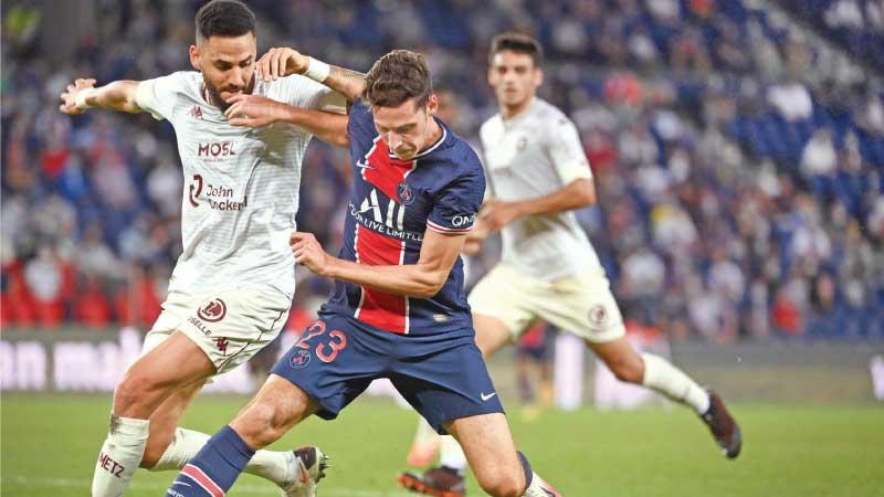 Paris Saint-Germain’s German midfielder Julian Draxler (R) fights for the ball with Metz’s Tunisian defender Dylan Bronn (L) during the French L1 football match at the Parc des Princes stadium in Paris, on September 16, 2020. (AFP)