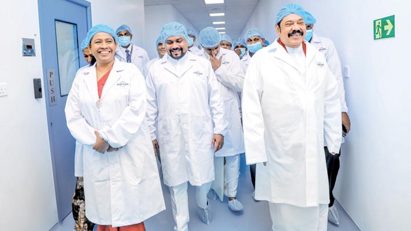 Prime Minister Mahinda Rajapaksa, Health Minister Pavithra Wanniarachchi and officials of Morison and Hemas Holdings at the facility.