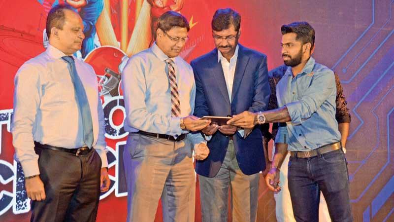 Sri Lanka cricketer and Red Bull athlete Niroshan Dickwella (right) joins the brand’s tournament director Brendon Kuruppu (centre) and Sri Lanka Cricket secretary Mohan de Silva in sealing a commercial deal  (Pic by Vipula Amerasinghe)   