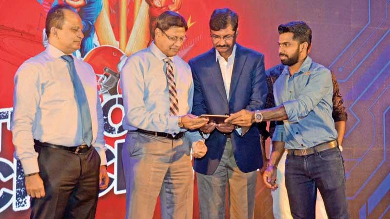 Sri Lanka cricketer and Red Bull athlete Niroshan Dickwella (right) joins the brand’s tournament director Brendon Kuruppu (centre) and Sri Lanka Cricket secretary Mohan de Silva in sealing a commercial deal (Pic by Vipula Amerasinghe)