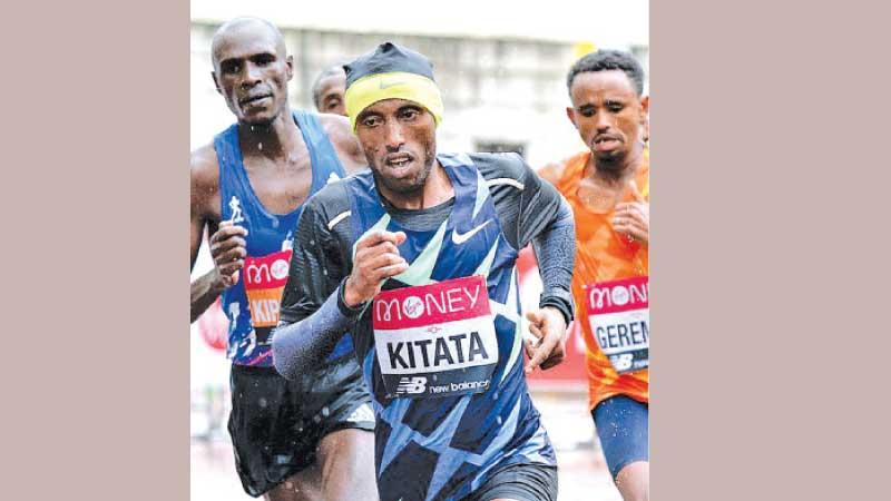 Suara Kitata leading with Eliud Kipchoge, former champion following on the right (BBC pic)