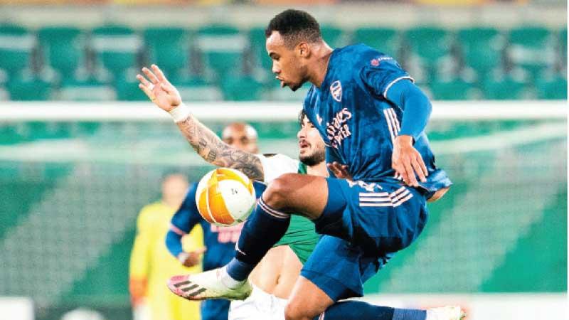 Rapid Wien’s Greek midfielder Taxiarchis Fountas (L) and Arsenal’s Brazilian defender Gabriel Dos Santos vie for the ball during the UEFA Europa League Group B football match in Vienna, Austria on October 22, 2020. (Photo AFP)