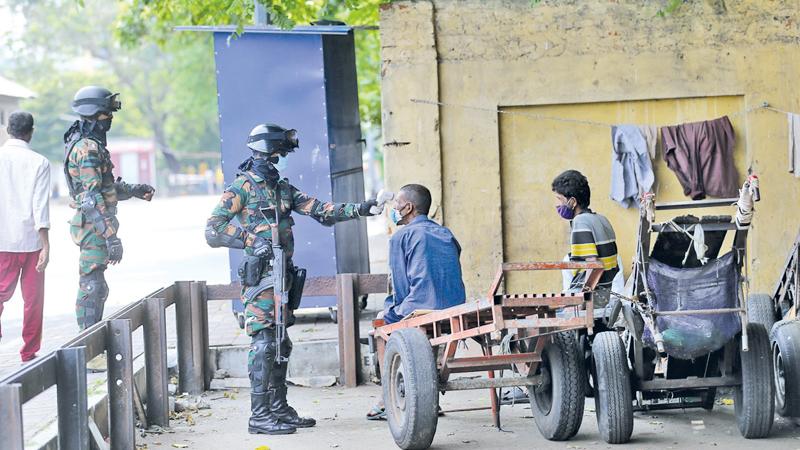 Random checks being conducted by STF mobile units in Pettah during the quarantine curfew. (Pic Rukmal Gamage)