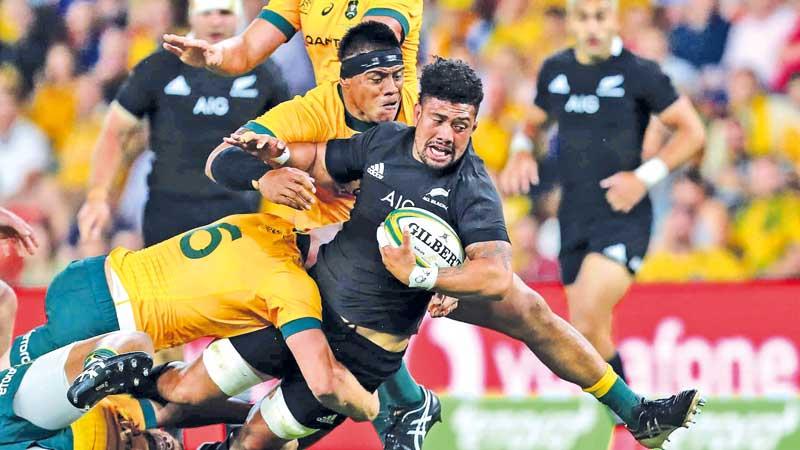 The Wallabies prevent a try-scoring move by the All Blacks with a solid defence