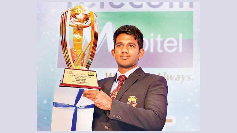 Flashback:  Trinity’s Hasitha Boyagoda holds aloft his glittering trophy after he was adjudged the Observer Mobitel Schoolboy Cricketer of the Year 2018 at its 40th Awards Night, graced by Ranjan Madugalle  as the chief guest.