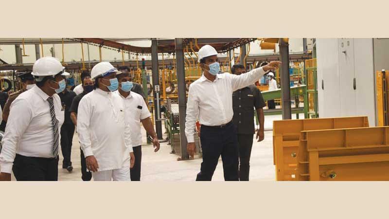 Minister of Industries, Wimal Weerawansa and Chairman of Rigid Tyre Corporation, Nandana Lokuwithana inspecting the state-of-the-art, fully-integrated manufacturing plant.