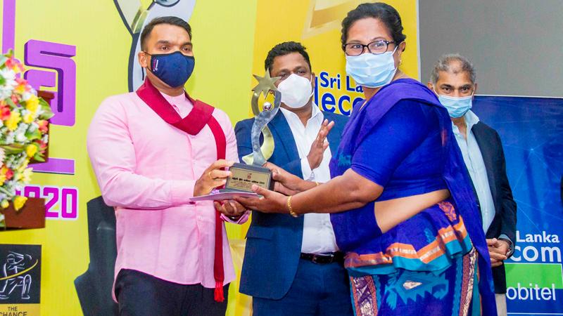 Sports Minister Namal Rajapaksa presents the award to Dr. Nanayakkara