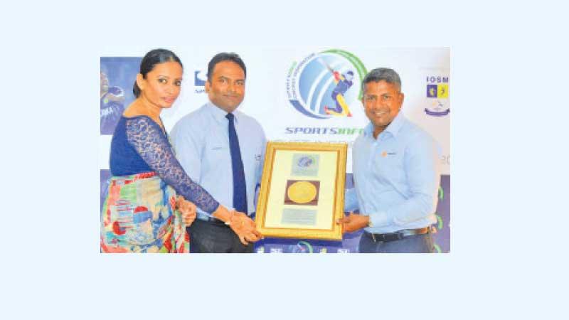 Rangana Herath receiving a special award from Sportsinfo presented by chairman Thilan Rangana and CEO Nilakshi Ratnatunga