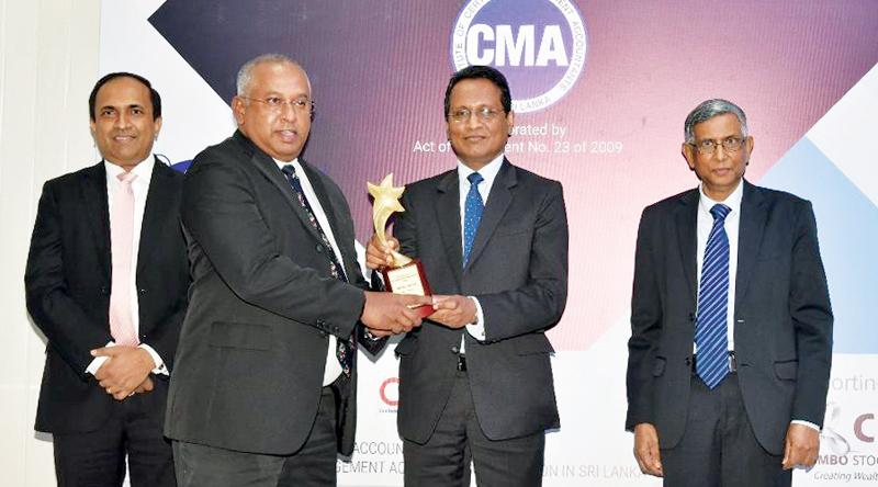 DIMO’s Group CEO, Gahanath Pandithage receives the Overall Winner award.