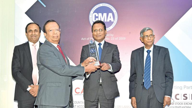 Ceylinco Life Director Palitha Jayawardena (second from left) accepts the CMA Integrated Reporting award on behalf of the company.