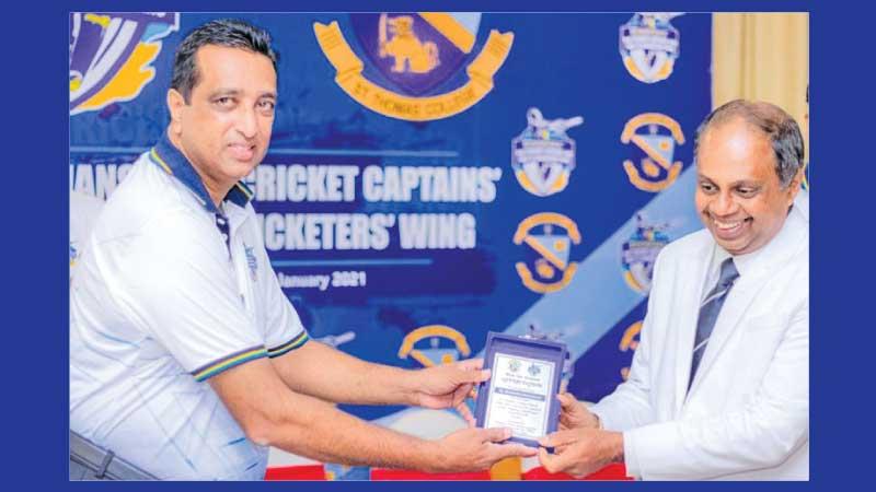 Dhammika Hewawasam (right) the principal of St. Thomas’ College Matale receiving a Token of Appreciation at the inauguration of the Thomians Cricket Wing