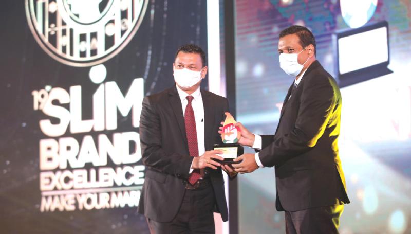 Group CEO of Singer Sri Lanka, Mahesh Wijewardene receives the SLIM Restart Resilience Gold award.