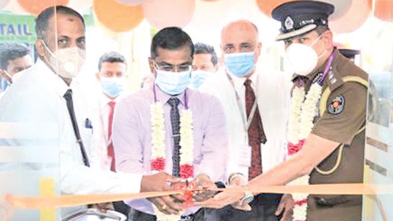 Additional District Secretary-Trincomalee, N Pratheepan, Acting ASP Trincomalee Prasanna Bracmanage, Deputy General Manager Deposits and Gold Loan YasasAriyarathna and Branch Manager K.Roopaharan cutting the ribbon at the Trincomalee  People’s Merchant Finance branch relocation ceremony
