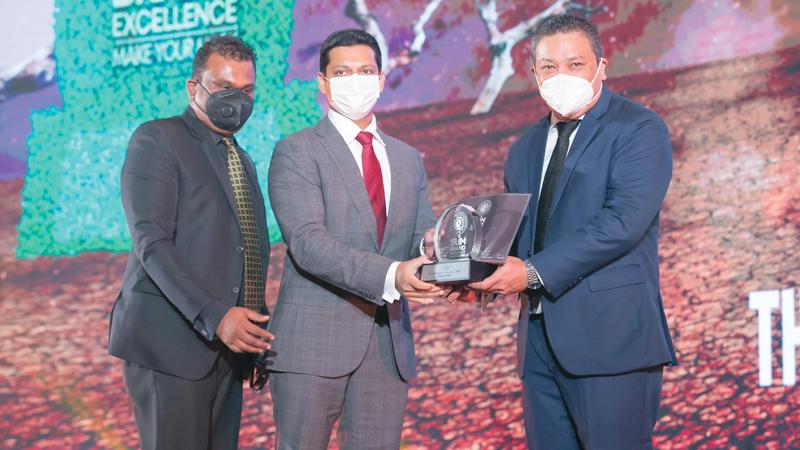 Chairman of Threadworks (Pvt) Ltd., Dr. Gehan De Soysa and a senior member of the sales team, receive the award