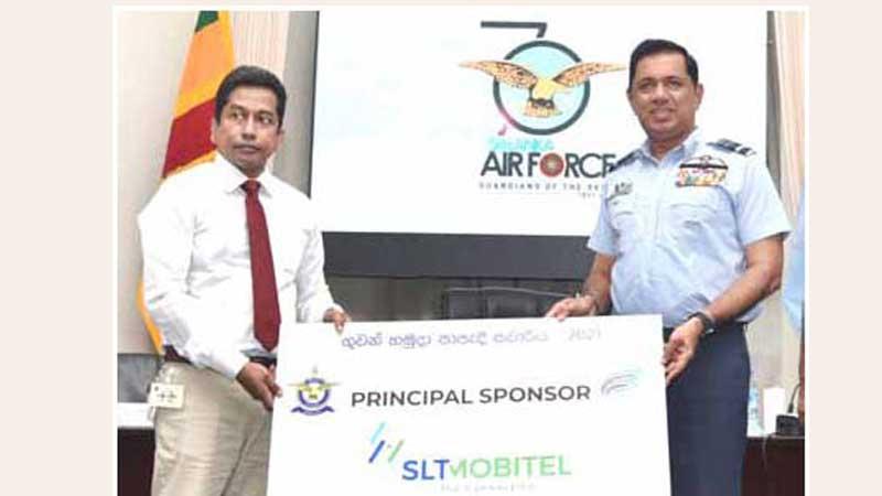Commander of the Sri Lanka Air Force Air Marshal Sudharshana Pathirana (right) receiving the sponsorship cheque from head of Project Management Nalin D. Gamage at the press briefing held to announce the ‘Guwan Hamuda Cycle Savariya’ at the SLAF Auditorium in Colombo on Wednesday (Pic by Samantha Weerasiri)