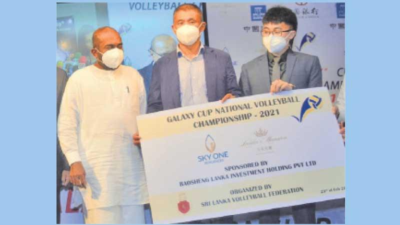 Deputy Speaker and President of SLVBF Ranjith Siyambalapitiya receiving the sponsorship from Chairman of Baosheng Lanka Investment Fu Zhong Yue for the Galaxy Cup under-25 Volleyball Championship. (Pic by Ranjth Asanka)