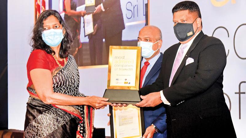 Group Managing Director of CBL Group, Sheamalee Wickramasingha receives the award on behalf of CBL. 