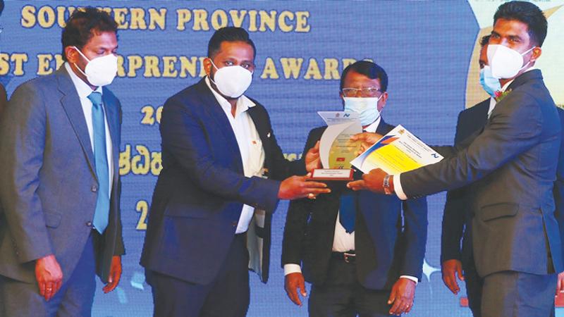 MD, Asiri Super, Chaminda Udagamage receives the award