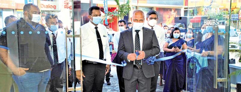 The relocated SDB bank ‘s Ambalangodabranch was ceremonially opened by SDB bank’sChief Executive Officer Thilak Piyadigama