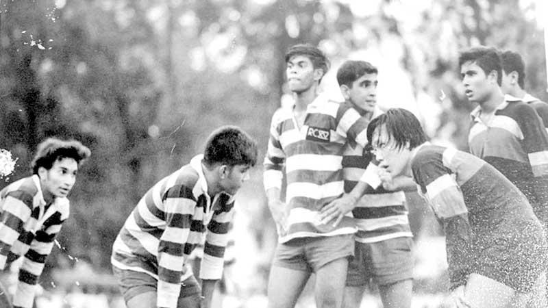 Royal captain Fred Perera and prop Gamma waiting to bind and protect line-out specialist Maiya from a possible undercut from Trinity’s captain Ping. Royal scrumhalf Chulan is also in picture