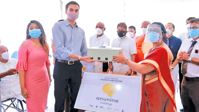 Anunine Directors Saveen Abeyratne and Sonali Abeyratne handing over the PCR machine to Dr. Indrani Godakanda.