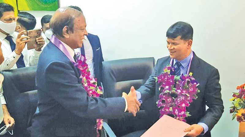 Jaswar Umar (right) greeting FSL secretary Upali Hewage