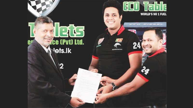 Deputy Director General, Central Environment Authority, K. H. Muthukuda Arachchi presents the certificate to GM of Ceylon Green Produce, Nilantha Roshan Fernando and Project Analyst Madushan Perera.