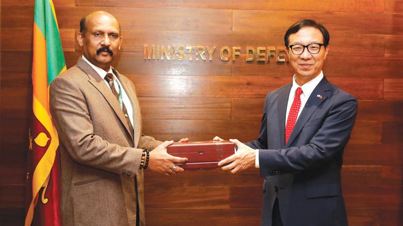 South Korean Ambassador Woonjin Jeong and Defence Secretary Gen. Kamal Gunaratne (Retd) exchanging mementoes.