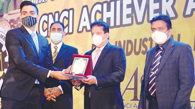 Director, Sithara Limited, Chayanka Wickremesinghe receives the award from CEO/Director, DFCC Bank, Lakshman Silva. 
