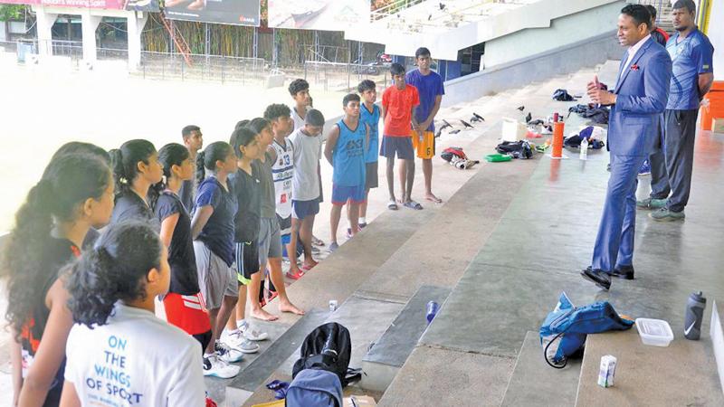 Aelian Gunawardene talks to budding basketball players (Pics by Sudath Malaweera)